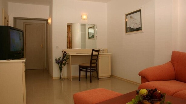 A compact living space with a kitchenette, a dining area, and a seating area. - Detelina (Varna)