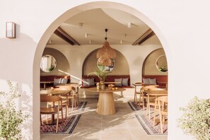 Quầy bar bên hồ bơi