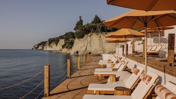 Ubicación a pie de playa, tumbonas, sombrillas y toallas de playa