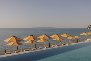 季節限定屋外プール、営業時間 10:00 ～ 18:00、プール パラソル、サンラウンジャー