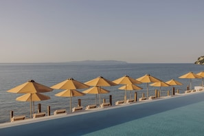 Piscine extérieure (ouverte en saison), parasols de plage