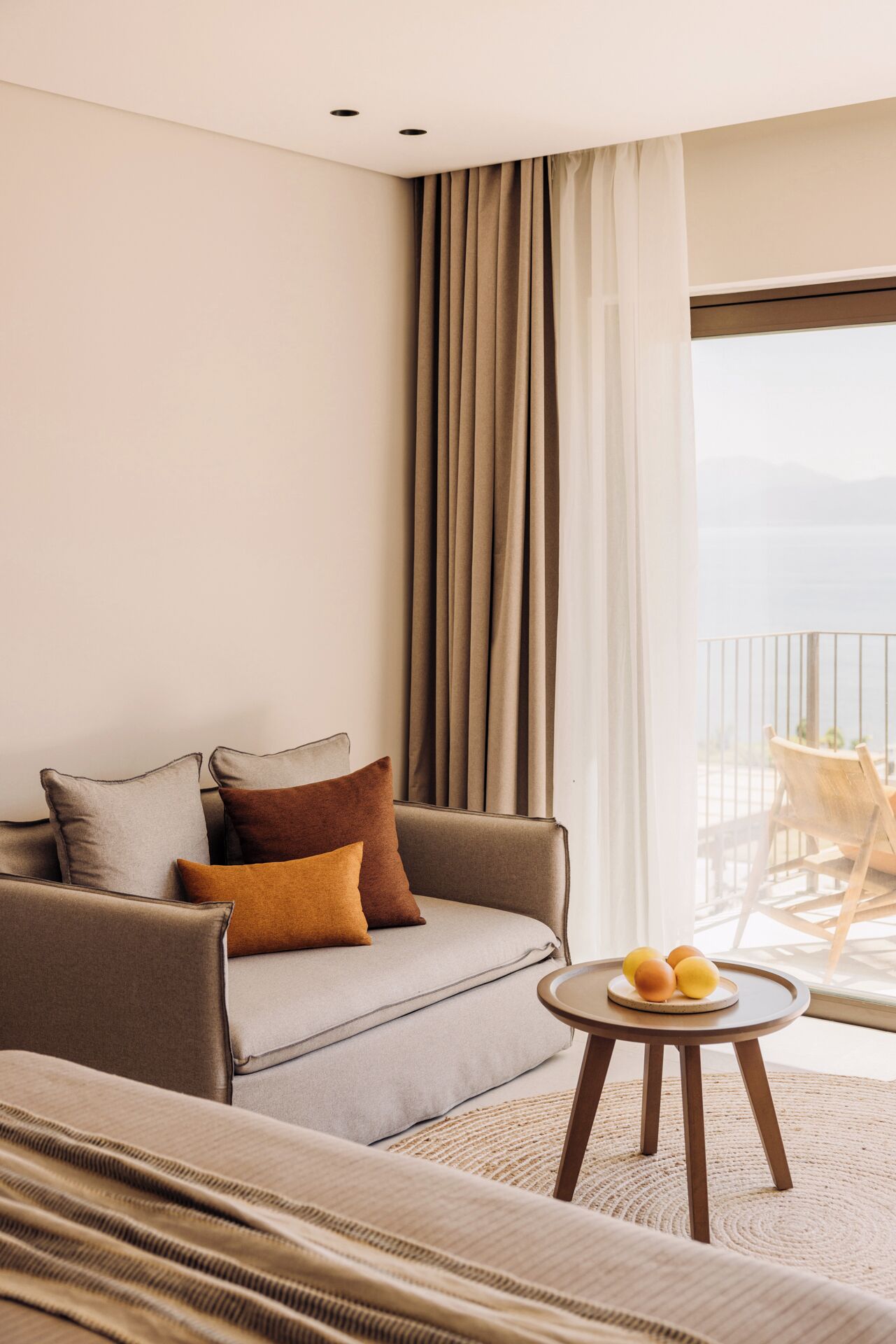 Suite junior, vista al mar | Ropa de cama de alta calidad y caja de seguridad en la habitación 