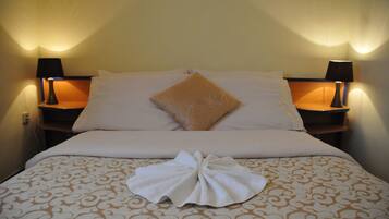 ملاءات من القطن المصري وأغطية فراش متميزة وميني بار وخزنة داخل الغرفة