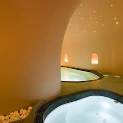 Piscina externa, guarda-sóis, espreguiçadeiras