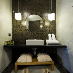 Quarto superior | Banheiro | Chuveiro com efeito de chuva, produtos de toalete de grife