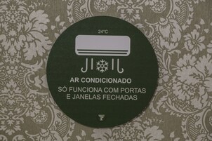 Señal circular que muestra una temperatura de 24°C, indicando que el aire acondicionado está disponible únicamente con puertas y ventanas cerradas.