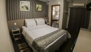 Minibar, tabla de planchar con plancha, wifi gratis y ropa de cama