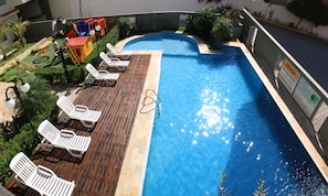 Außenpool, Liegestühle