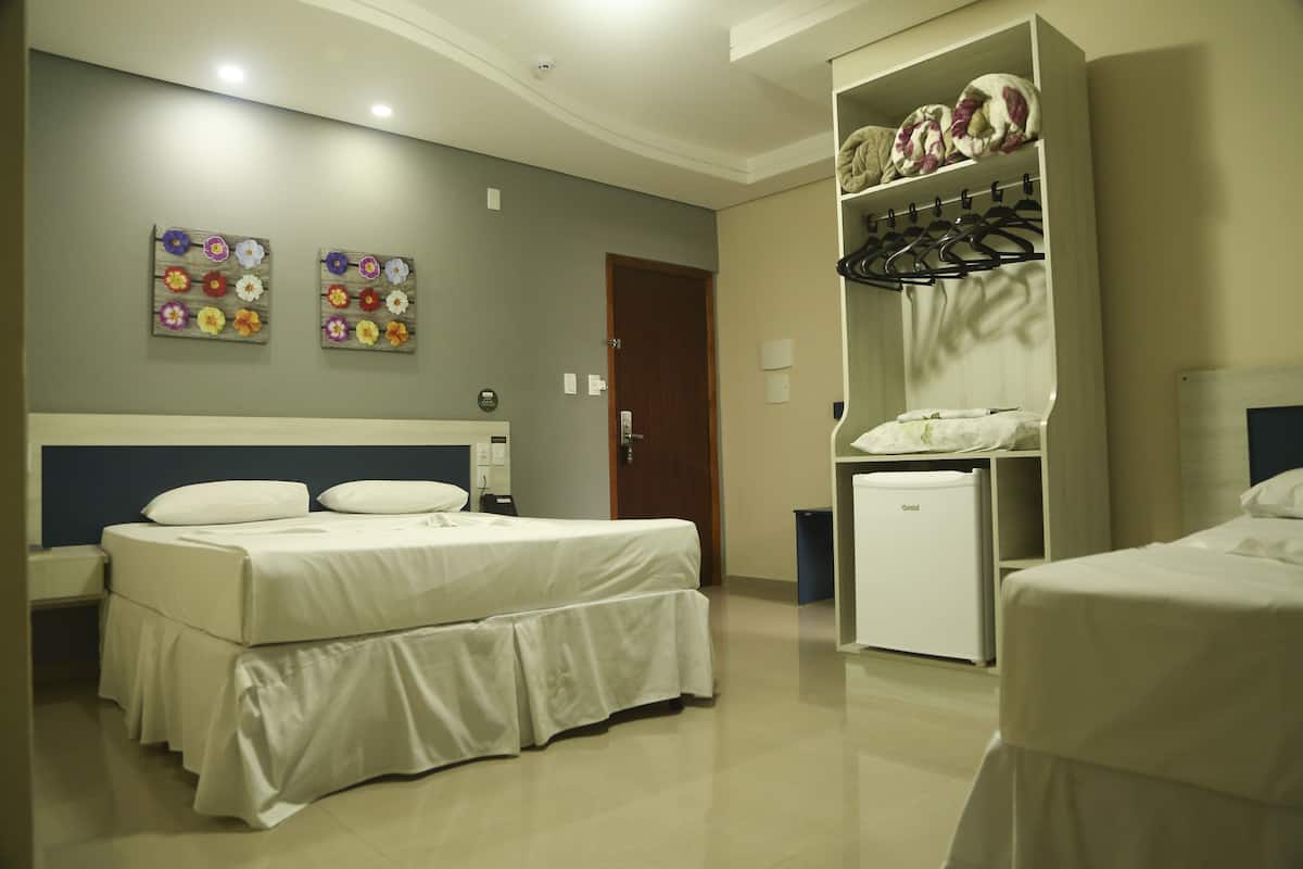 Minibar, tabla de planchar con plancha, wifi gratis y ropa de cama 