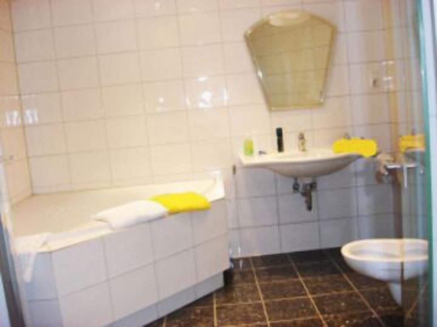 classic single room | bathroom | shower, free toiletries, hair dryer, towels