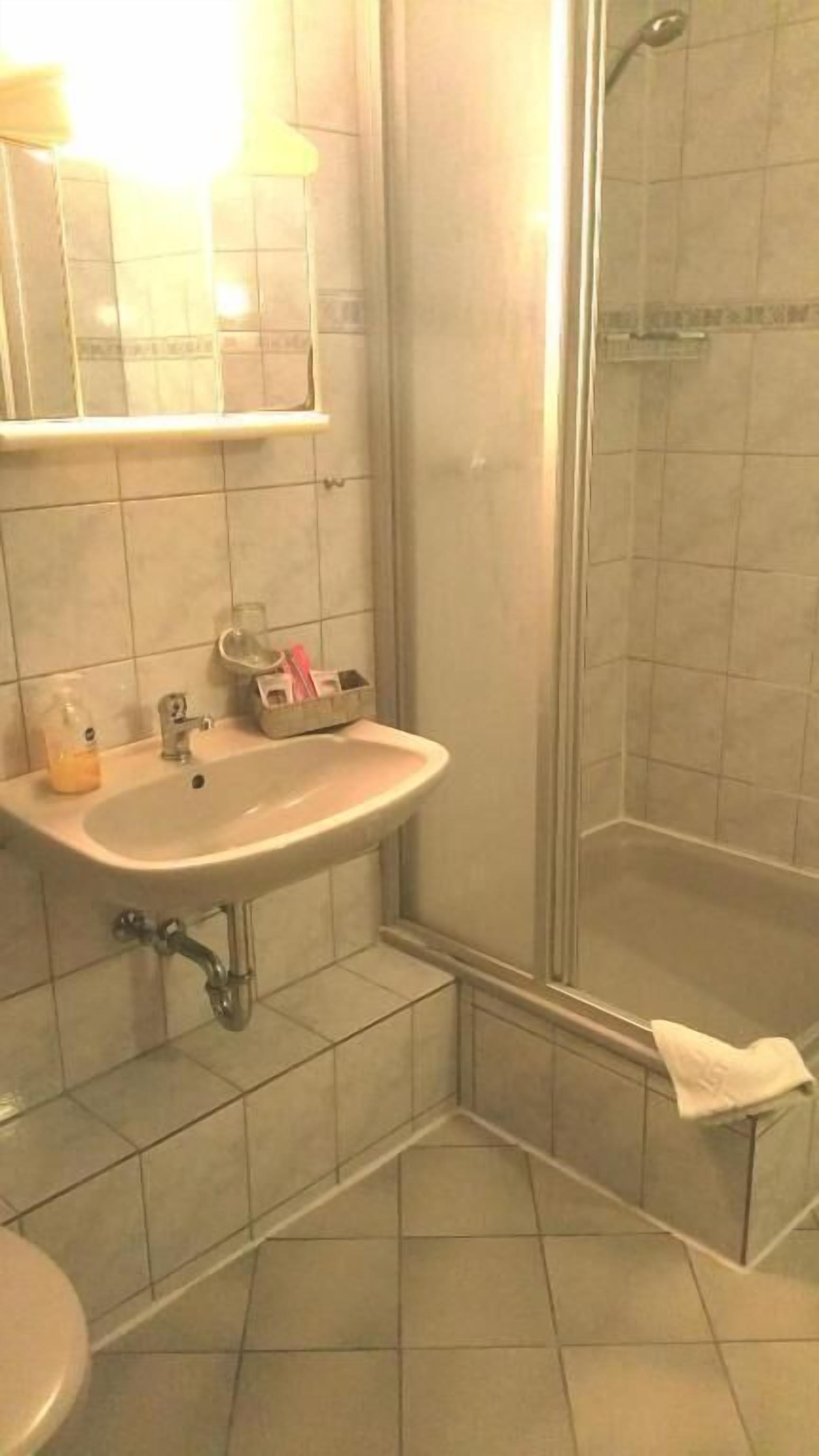 classic single room | bathroom | shower, free toiletries, hair dryer, towels