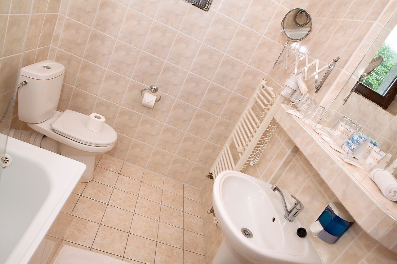 A bathroom with a toilet, sink, and bathtub.