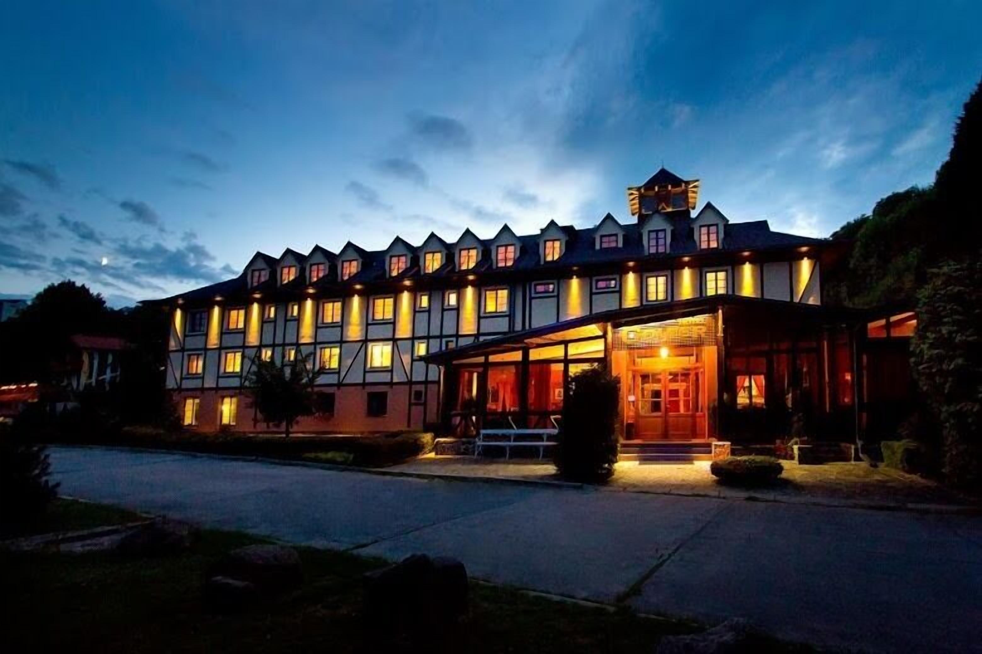 Bagian depan properti - sore/malam