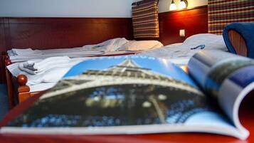 Caja de seguridad en la habitación y tabla de planchar con plancha