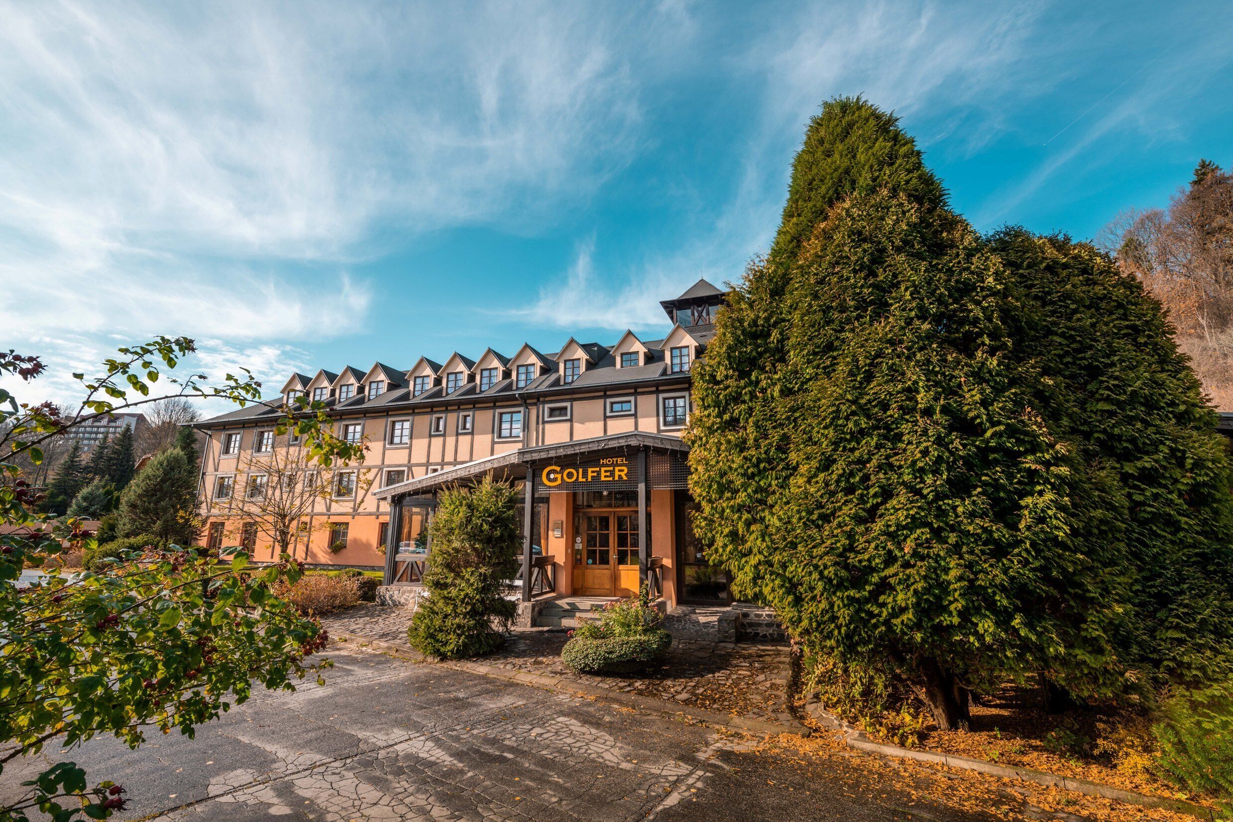 Un hotel de estilo arquitectónico europeo tradicional, con una fachada simétrica, múltiples ventanas y una entrada destacada.