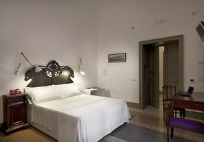 Dobbeltrom – superior, 1 dobbeltseng, privat bad, hageutsikt | Italienske Frette-laken og sengetøy av topp kvalitet