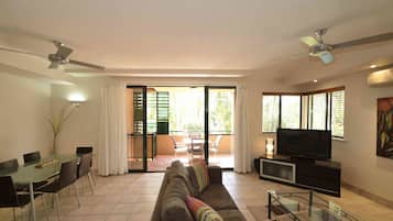 Apartamento estándar, 2 habitaciones, 2 baños | Zona de estar | Una televisión de pantalla plana, un reproductor de DVD