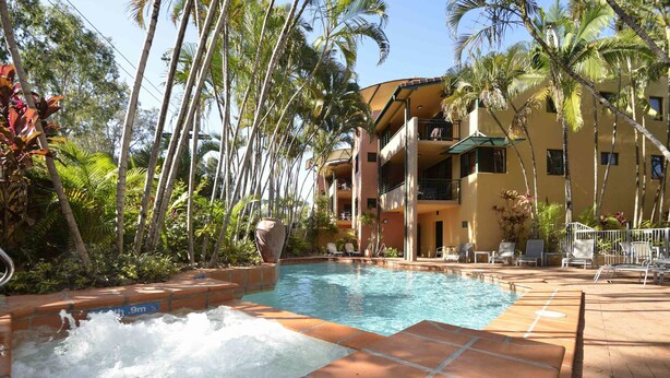 Outdoor pool, sun loungers - Bermuda Villas (Noosaville)
