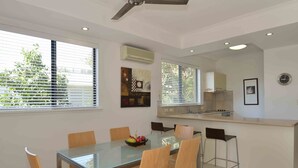 Standard Apartment, 2 Bedrooms, 2 Bathrooms | In-room dining - Bermuda Villas (Noosaville)