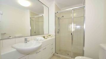 Standard Apartment, 2 Bedrooms, 2 Bathrooms | Bathroom | Combined shower/tub, free toiletries, hair dryer, towels