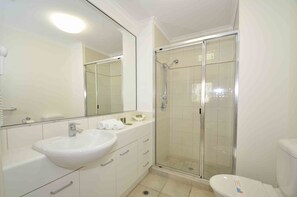 Standard Apartment, 2 Bedrooms, 2 Bathrooms | Bathroom