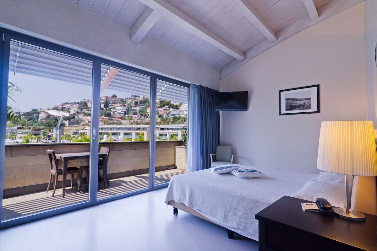 Deluxe-Doppel- oder -Zweibettzimmer, Balkon | 1 Schlafzimmer, Minibar, Zimmersafe, Schreibtisch