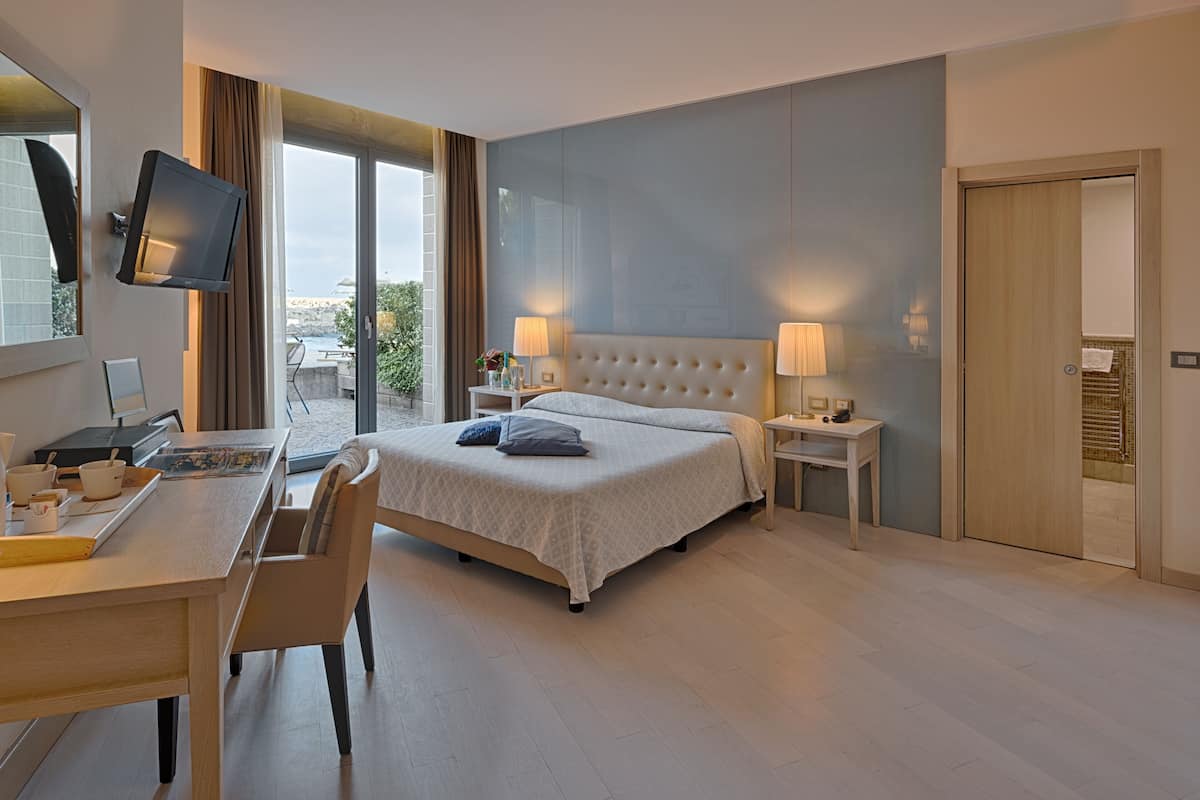Deluxe-Doppelzimmer, Meerblick (Private Garden) | 1 Schlafzimmer, Minibar, Zimmersafe, Schreibtisch