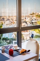 Daily cooked-to-order breakfast (EUR 25 per person)