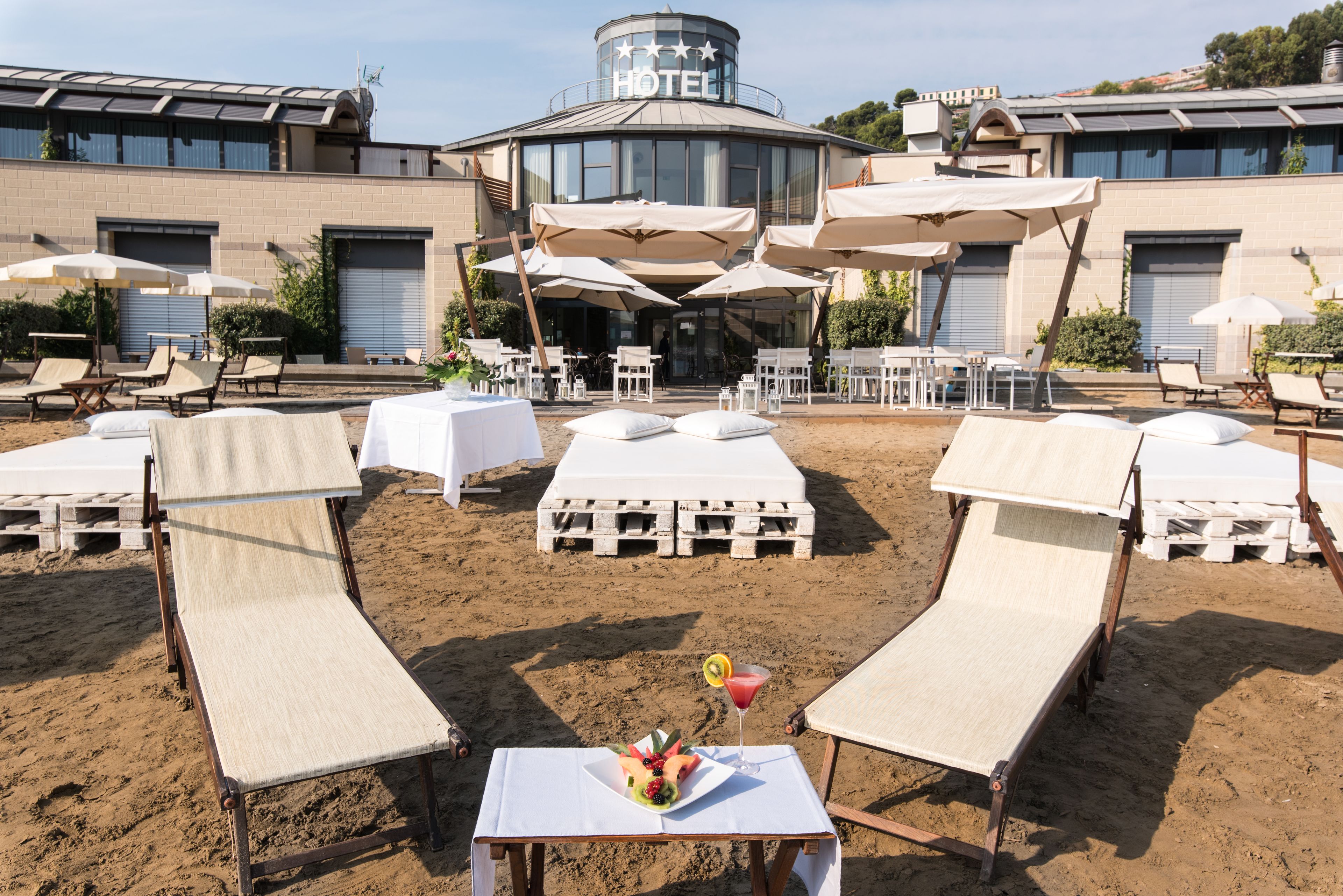 Plage privée, chaises longues, parasols, serviettes de plage