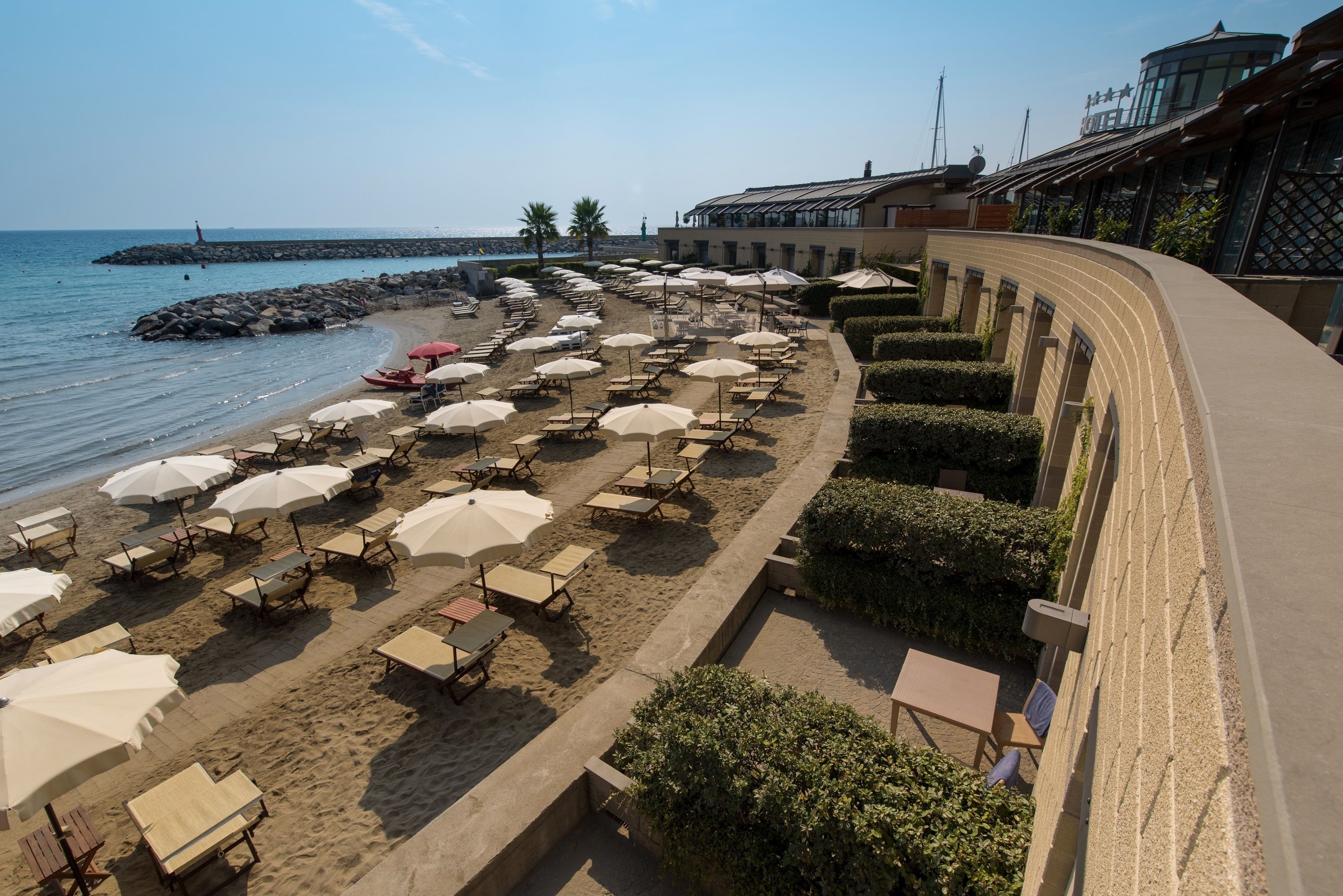 Privatstrand, Liegestühle, Sonnenschirme, Strandtücher