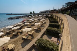 Private beach, sun-loungers, beach umbrellas, beach towels - Hotel Riviera dei Fiori (San Lorenzo al Mare)