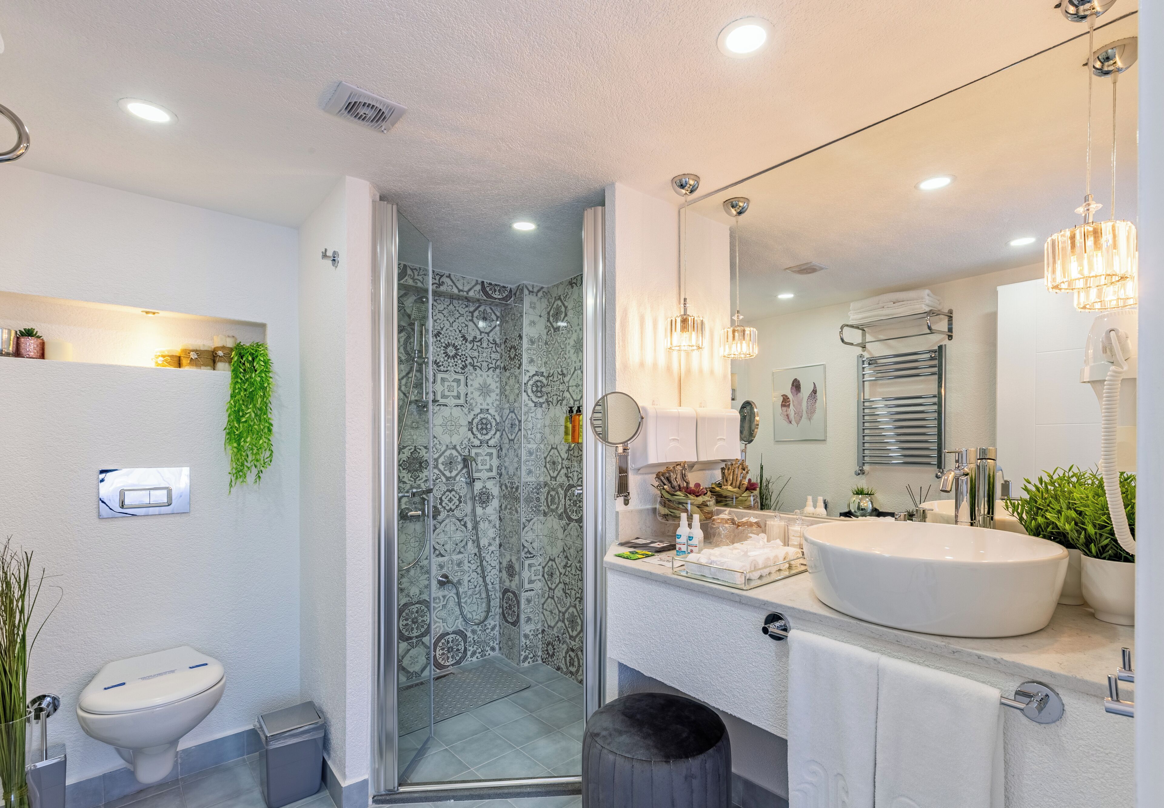 Une salle de bain moderne équipée d’une douche, de toilettes et d’un lavabo.