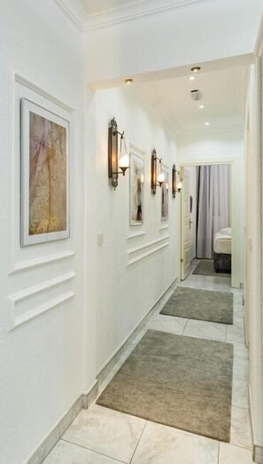 Appartement Luxe, 2 salles de bains | Coffres-forts dans les chambres, rideaux occultants