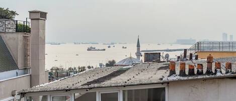 Un edificio con vista a una masa de agua, una mezquita y varios barcos.