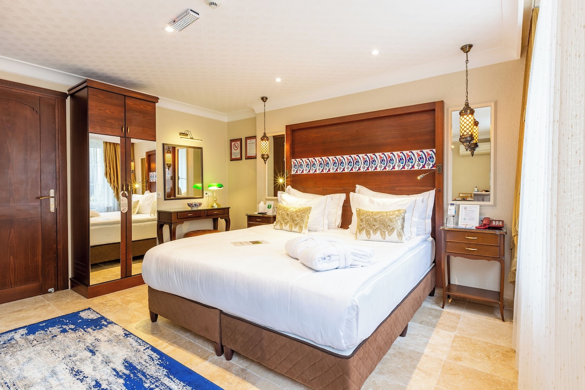 Standard Double Room, 1 King Bed | Minibar, in-room safe, blackout drapes, iron/ironing board (on request)