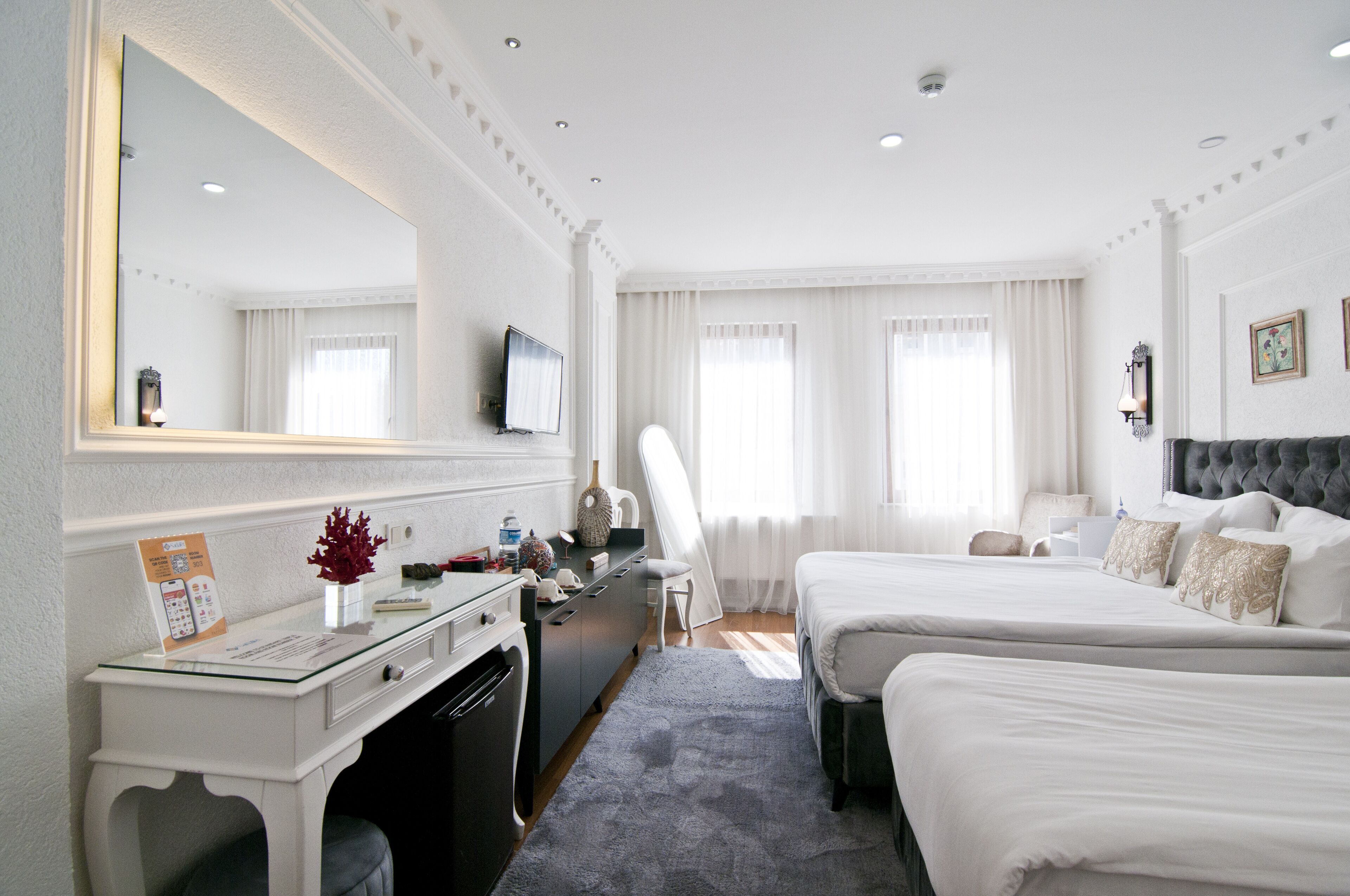 Habitación triple estándar | Minibar, caja de seguridad en la habitación y cortinas blackout 