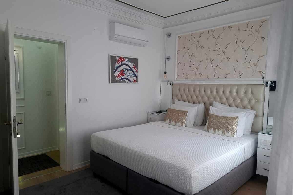 Superior appartement, 2 slaapkamers, bijgebouw | Een minibar, een kluis op de kamer, een strijkplank/strijkijzer