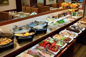 Daily buffet breakfast (EUR 5 per person) - Sadaret Hotel & Suites Istanbul (Istanbul)