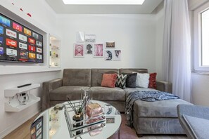 ห้องจูเนียร์สวีท | บริเวณนั่งเล่น | ทีวีจอแอลซีดี 85 นิ้ว พร้อมช่องดาวเทียม, Netflix, บริการสตรีมมิ่ง