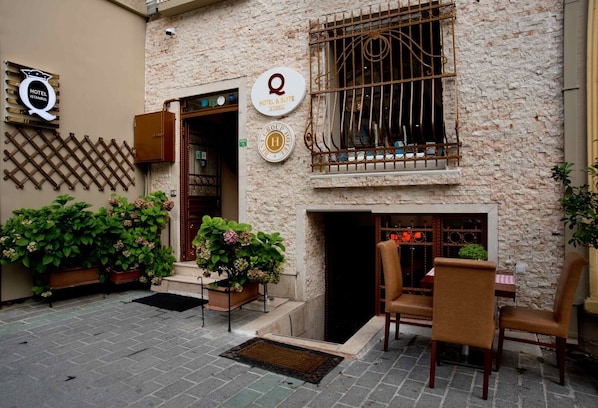 A hotel entrance with a wrought iron gate, a balcony with a wrought iron railing, and potted plants. - Sadaret Hotel & Suites Istanbul (Istanbul)