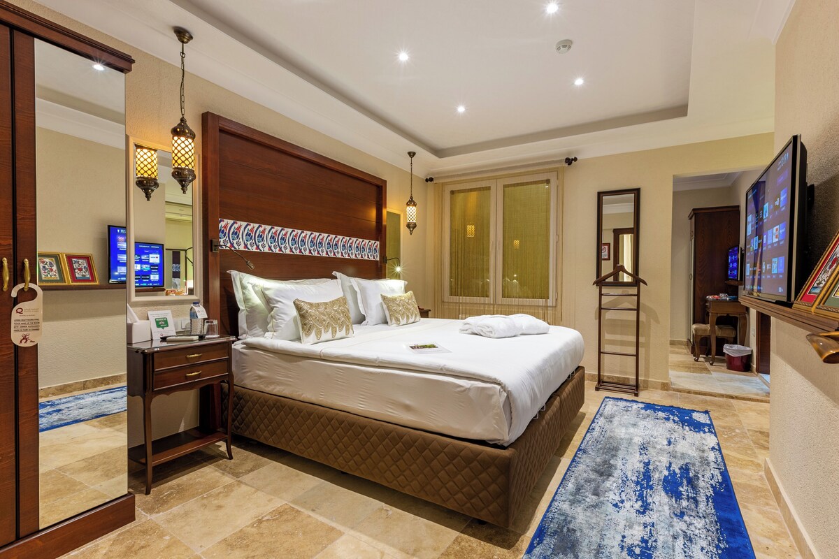 Family Quadruple Room, 2 Bedrooms, Non Smoking | Bathroom | Shower, free toiletries, hair dryer, slippers