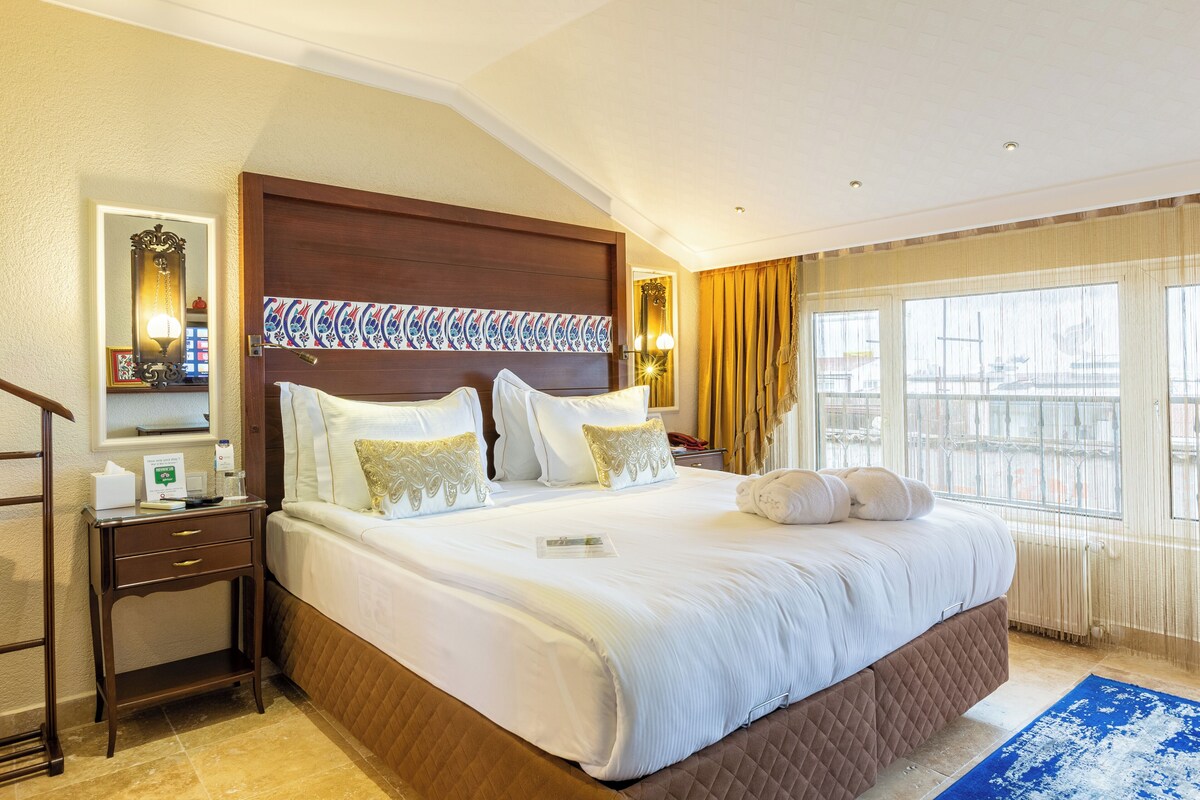 Queen Room with Sea View | Minibar, in-room safe, blackout drapes, iron/ironing board (on request)