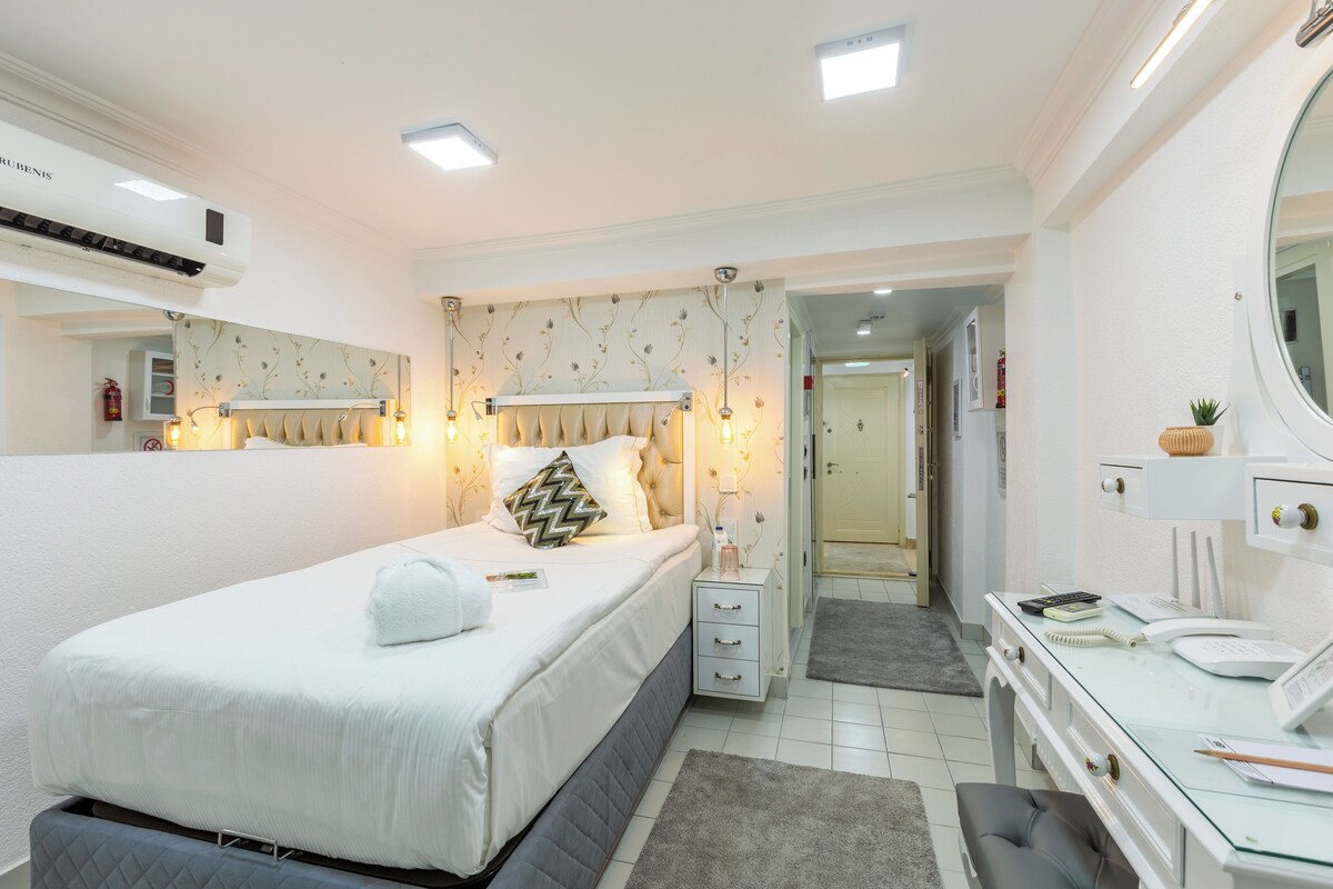 Standard Single Room, 1 Bedroom | Minibar, in-room safe, blackout curtains