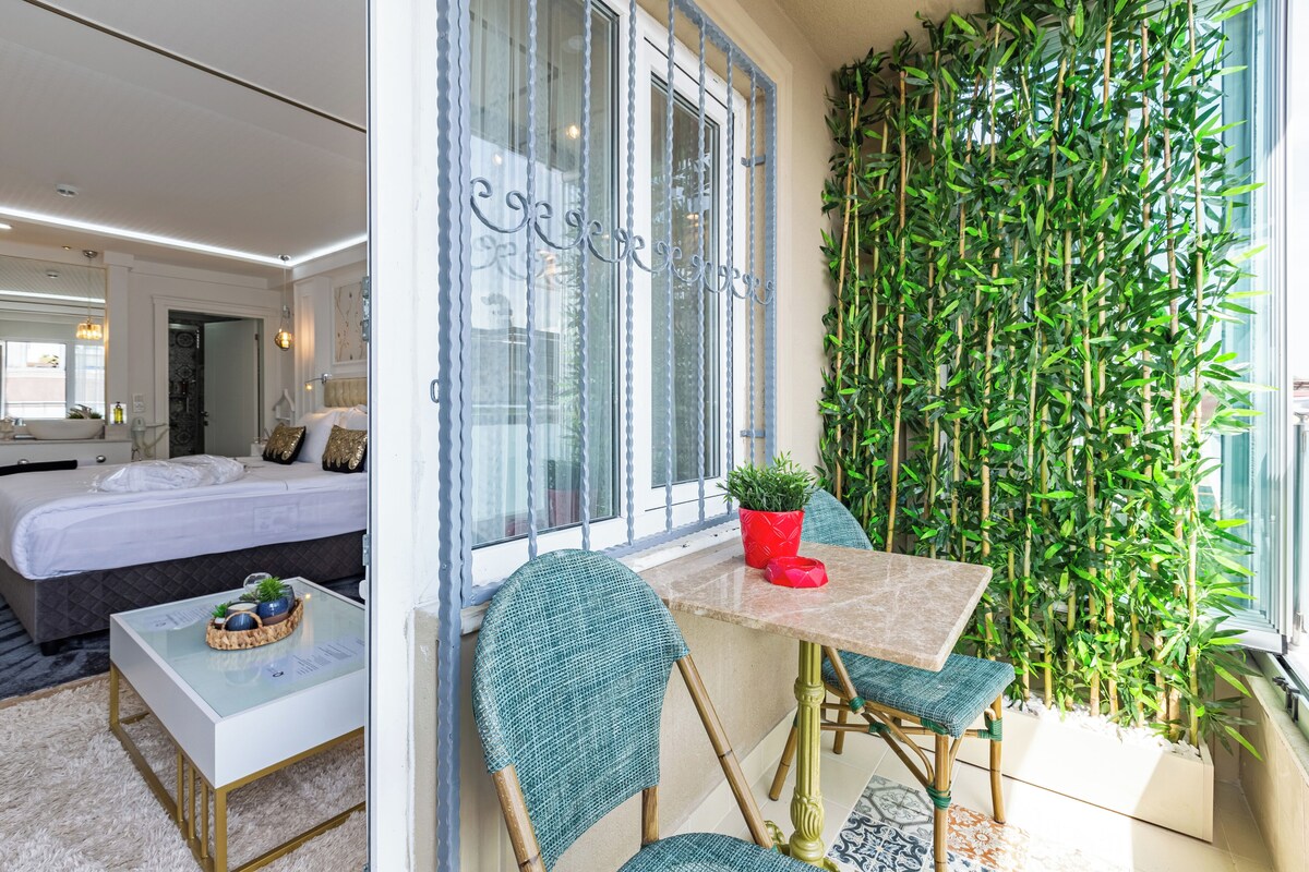 Queen Room | Minibar, in-room safe, blackout drapes, iron/ironing board (on request)