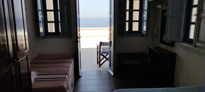 สตูดิโอ, อ่างน้ำวน (3 Persons) | ตกแต่งพิเศษโดยเฉพาะ, โต๊ะทำงาน, ห้องเก็บเสียง, Wi-Fi ฟรี