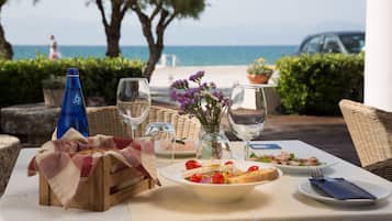 Daily cooked-to-order breakfast (EUR 6.50 per person)