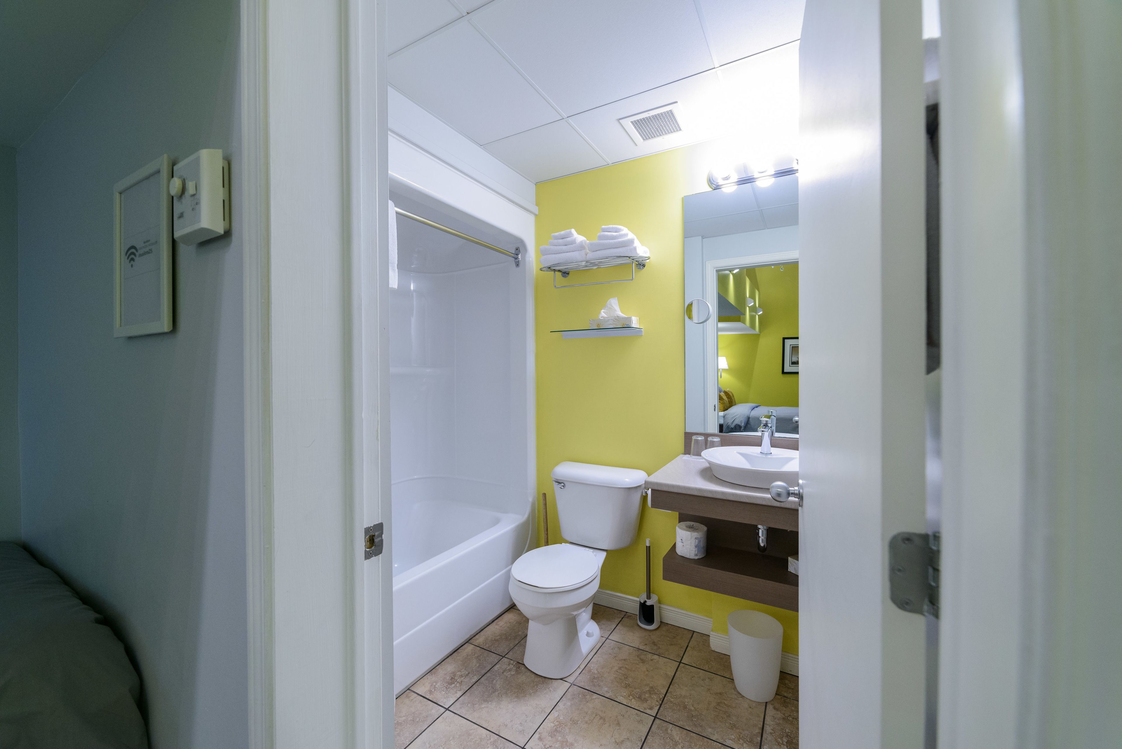 Een badkamer met een bad, toilet en wastafel.