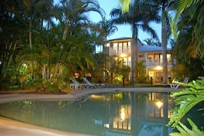2 outdoor pools, a heated pool, pool loungers - Sandy Beach Resort (Noosaville)