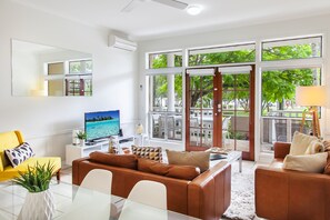 Appartement, 1 chambre, vue sur le fleuve | Aire de séjour | Téléviseur à écran plat