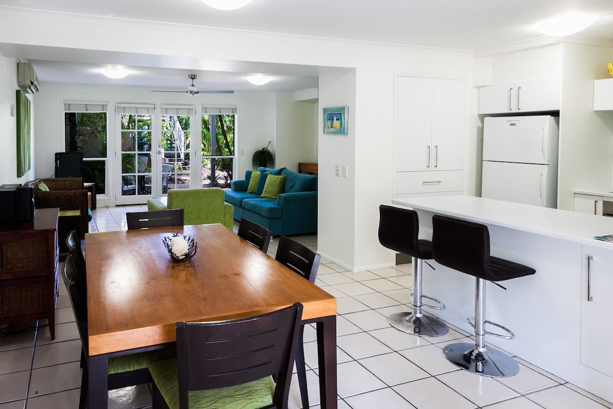 Apartment, 3 Bedrooms, Garden View | In-room dining
